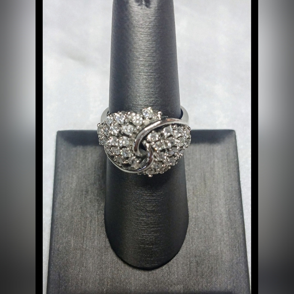 Absolutely beautiful Rhodium plated 925 sterling silver ring with CZ.   SIZE  7. - Picture 3 of 8